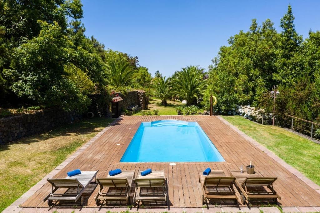 Piscina con las cumbres del Teide al fondo desde Hacienda Verde