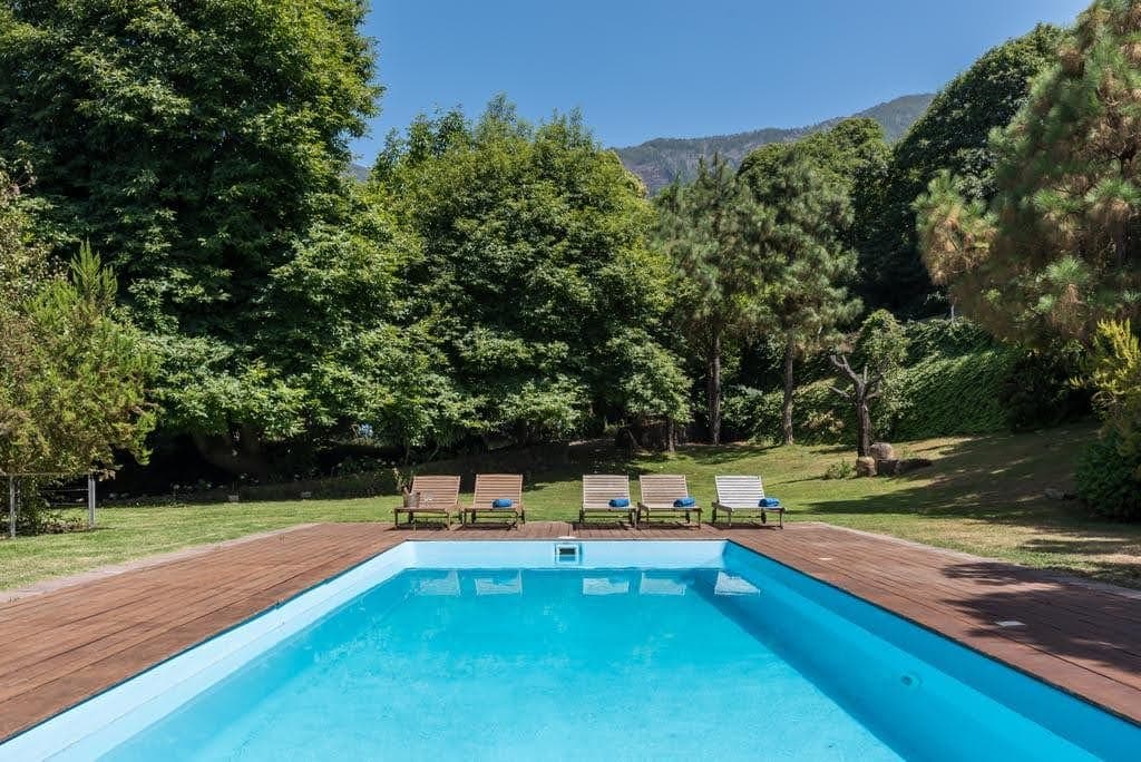Der Pool der Finca mit dem Teide im Hintergrund, vom Beckenrand aus